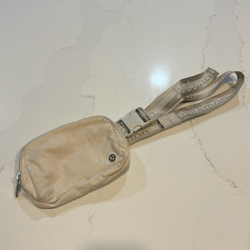 Lululemon everywhere belt bag